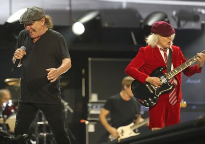 Brian Johnson y Angus Young, en otro momento del concierto.