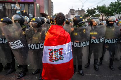 Un manifestante frente a la línea de policías, el 19 de julio en Lima.