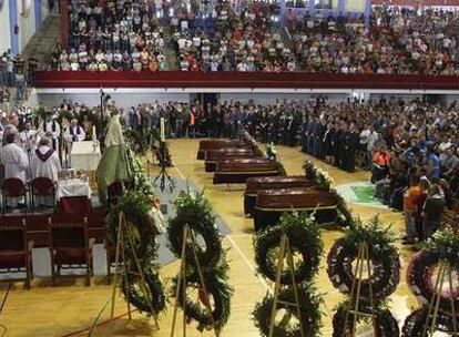 El polideportivo municipal de Écija acogió ayer el sepelio de cinco de las víctimas del incendio del domingo.