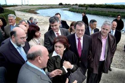 La ministra Narbona y José Pascual Fortea, en primer plano, ayer, durante el acto en Sueca.