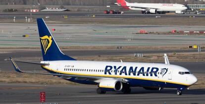 Un avión de Ryanair en el aeropuerto madrileño de Barajas.