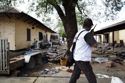 Personal de MSF revisa los daños tras el ataque sufrido en el Hospital Universitario de Malakal el pasado 18 de febrero. Los violentos no solo destruyeron y saquearon el edificio, sino que además dispararon y asesinaron a once pacientes.