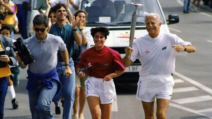 En la imagen, el catalán sostiene la antorcha de las Olimpiadas del 92, un objeto que él planteó con una empuñadura sólida y fina y un cuerpo recubierto del material que más triunfaba entonces en las obras y reformas de Barcelona: el aluminio. Foto de RTVE