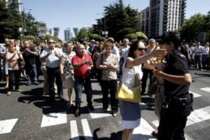 Funcionarios cortan el tráfico en el Paseo de la Castellana en protesta por los últimos recortes del Gobierno.