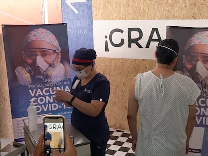 Un voluntario recibe una dosis experimental de una vacuna contra la covid el pasado viernes en Oxaca.  Las primeras dosis experimentales de la farmacéutica chino-canadiense CanSino Biologics llegaron este fin de semana al sur mexicano.