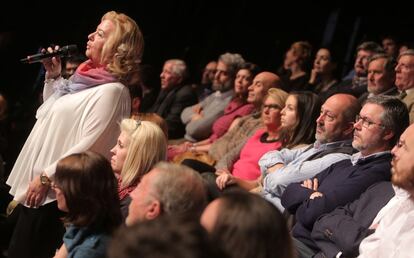 Una mujer realiza una pregunta a los candidatos.