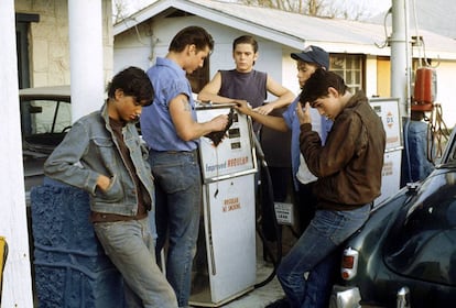 Desde la izquierda, Ralph Macchio, Tom Cruise, C. Thomas Howell, Rob Lowe y Matt Dillon, en 'Rebeldes' (1983).