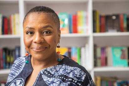 La escritora Lola Shoneyin en Ouida, su librería en Lagos, Nigeria, en abril de 2023.