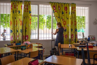 Una maestra ventila su clase en el colegio Antonio de Nebrija de Jerez de la Frontera. JUAN CARLOS TORO