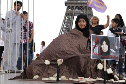 Protesta contra la sentencia que condenaba a Sakineh a ser lapidada, en París el pasado agosto.