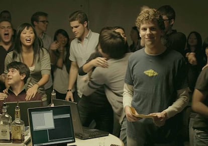 Jesse Eisenberg, como Mark Zuckerberg, dándole compulsivamente a la tecla en ‘La red social’.