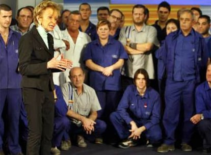 María Teresa Fernández de la Vega, ayer, con trabajadores de Ford, en Almussafes.