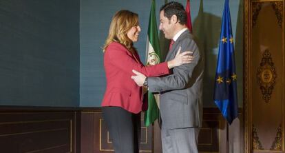 Susana Díaz y Juan Manuel Moreno posan al inicio de la reunión.
