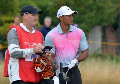 Tiger Woods y su caddie, Joe Lacava.