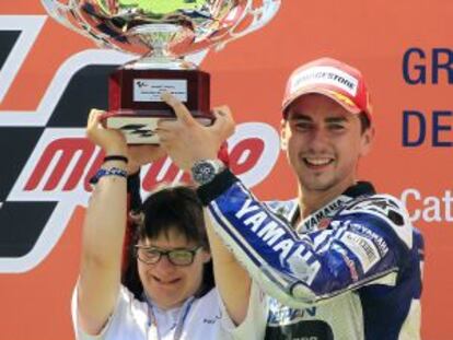 Jorge Lorenzo celebra su victoria en Montmeló junto a la diseñadora Anna Vives.