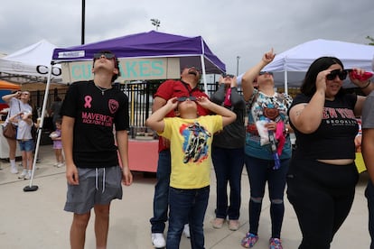 Varias personas esperan para observar el eclipse total en Eagle Pass, Texas (Estados Unidos).