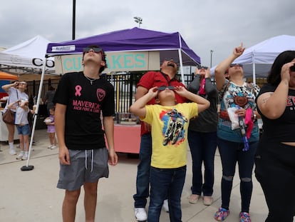 Varias personas esperan para observar el eclipse total en Eagle Pass, Texas (Estados Unidos).