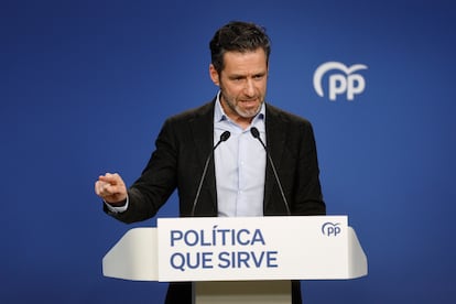 El PP hace equilibrios con Vox pese a su desafío en la cumbre ultra europea 