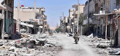 Soldado sírio inspeciona a cidade de Al Quariatain na segunda-feira, depois da expulsão do ISIS.