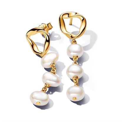 Pendientes de Pandora Essence bañados en oro y con perlas cultivadas de agua barroca. (139 euros)