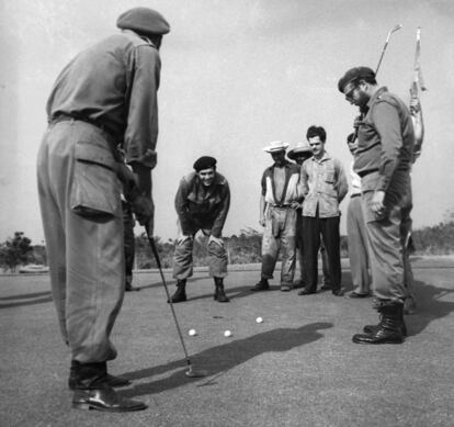 Fidel Castro (d), Che Guevara (c) y Núñez Jiménez (i) durante un partido del golf en el club Colinas de Villarreal, en La Habana en 1960.