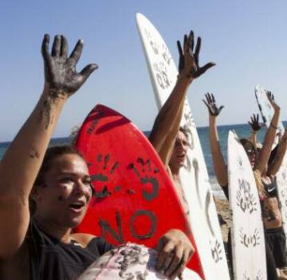 Concentración en la playa de Can Pere Antoni en Palma de Mallorca contra las prospecciones, en octubre de 2014.