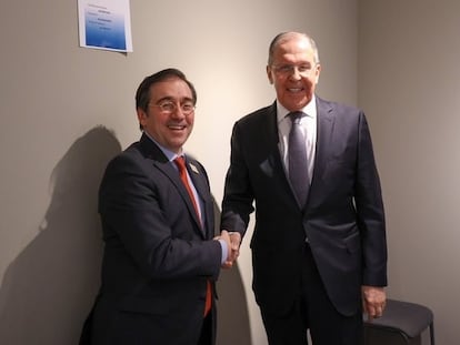 El ministro de Asuntos Exteriores, José Manuel Albares, se reúne con su homólogo ruso, Serguéi Lavrov, en los márgenes de la cumbre de la  OSCE en Estocolmo (Suecia) este jueves.