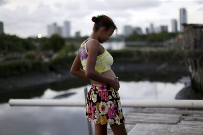 Mulher grávida em uma favela de Recife.