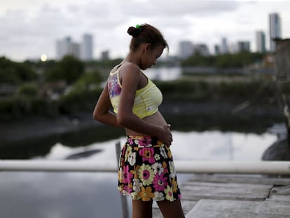 Mulher grávida em uma favela de Recife.