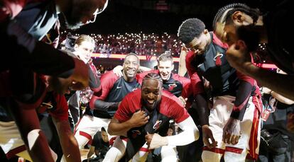 Wade, jaleado por sus compañeros.