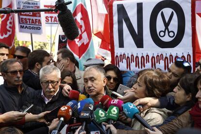 El líder de CC OO, Ignacio Fernández Toxo (izquierda), y el de UGT, Pepe Álvarez, en la manifestación del 1 de mayo en Madrid.