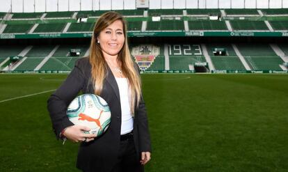 Patricia Rodríguez Barrios, directora general del Elche CF, en el césped del estadio Martínez Valero.