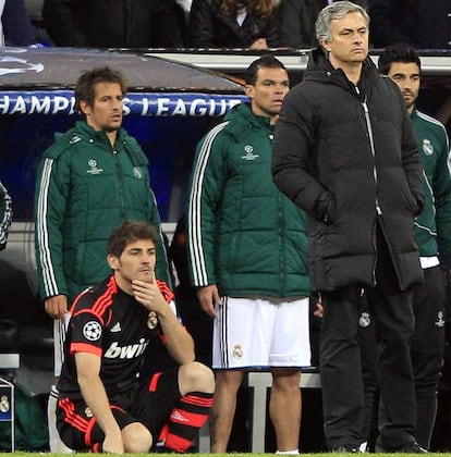 Casillas y Mourinho, en primer término, Coentrão, Pepe y Albiol durante el partido.