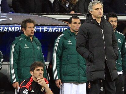 Casillas y Mourinho, en primer término, Coentrão, Pepe y Albiol durante el partido.