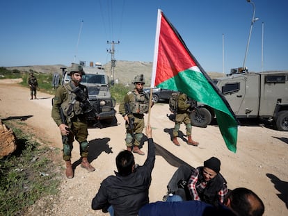 Un grupo de palestinos protesta ante soldados israelís contra un nuevo asentamiento de colonos cerca de Ramala, el pasado viernes.