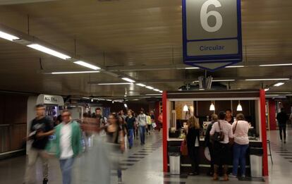 Comercios en la estaci&oacute;n de Metro de Moncloa.