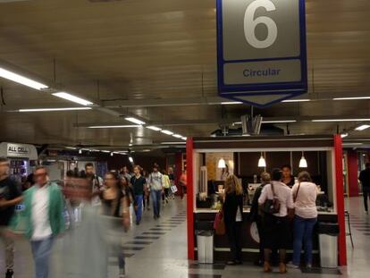 Comercios en la estaci&oacute;n de Metro de Moncloa.