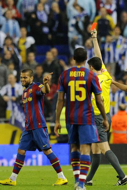 Alves, en el momento de su expulsión.