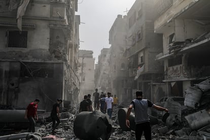 Civiles inspeccionan edificios afectados por los ataques de Israel en Gaza, este lunes