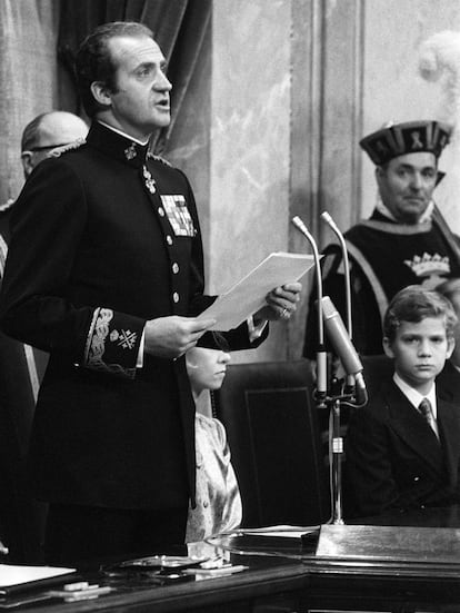 27 de diciembre de 1978. Don Juan Carlos pronuncia el discurso después de la sanción del Rey de la Constitución Española, en el Congreso de los Diputados, en presencia del príncipe Felipe y la reina Sofía.