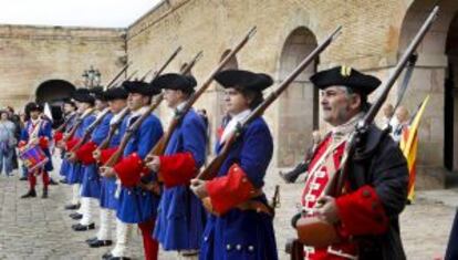 Parada de la Coronela en una jornada de reconstrucci&oacute; hist&ograve;rica al castell de Montju&iuml;c.