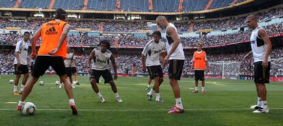 De izquierda a derecha, Cristiano; Özil, de espaldas; Marcelo, Khedira, Zidane, Coentrão y Pepe, ayer ante 57.000 seguidores.