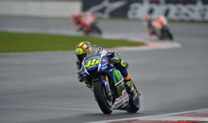 Valentino Rossi, en los &uacute;ltimos giros del Gran Premio de Gran Breta&ntilde;a.