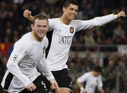 Rooney y Cristiano Ronaldo celebran el gol del atacante inglés.