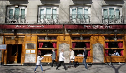 Vista de la fachada del Café Gijón, en el paseo de Recoletos de Madrid.