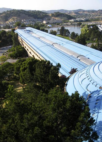 Para George Lucas, creador de la mítica saga de <i>La Guerra de las Galaxias</i>, el Marin County Civic Center ha sido, además de set de rodaje, fuente de inspiración: el edificio de Frank Lloyd Wright sirvió como referencia en la creación del imaginario planeta Naboo, uno de los escenarios principales (generado por ordenador) de <i>La Amenaza Fantasma</i>, el primero de los tres títulos que integran la precuela de <i>Star Wars</i>. <a href="http://www.marincenter.org/" rel="nofollow" target="_blank">www.marincenter.org</a>