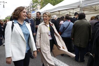 La vicepresidenta segunda y ministra de Trabajo y Economía Social, Yolanda Díaz (centro), y la alcaldesa de Barcelona, Ada Colau (izquierda), pasean por el Paseo de Gràcia con motivo de la celebración de Sant Jordi, en Barcelona.