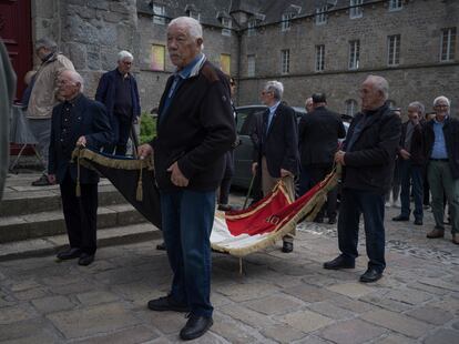 Veteranos de guerra portan una bandera francesa durante el funeral de un vecino que participó en la Guerra de Argelia, el viernes en Meymac.