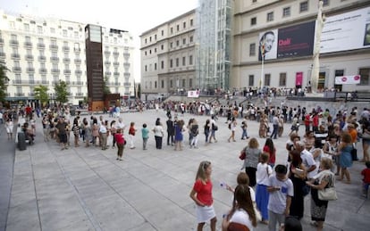 Decenas de visitantes hacen cola ante el Reina Sof&iacute;a para ver la exposici&oacute;n de Dal&iacute;. 