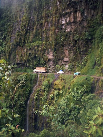 Vehículos circulando por el estrecho y comprometido camino de Yungas, en Bolivia.